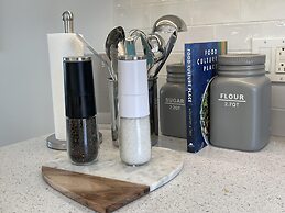 Lucky Bay Hideaway - Seaview Sauna & Cedar hot tub