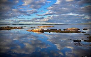 Lucky Bay Hideaway - Seaview Sauna & Cedar hot tub