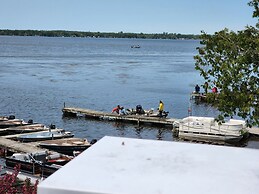 Myriad Fins Cottage and Marina