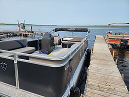 Myriad Fins Cottage and Marina