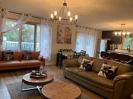 Myriad Fins Cottage and Marina