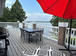 Myriad Fins Cottage and Marina