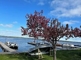 Myriad Fins Cottage and Marina