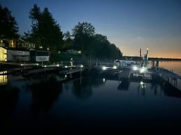 Myriad Fins Cottage and Marina