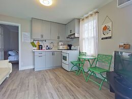 Myriad Fins Cottage and Marina