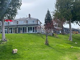 Myriad Fins Cottage and Marina