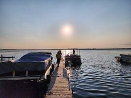 Myriad Fins Cottage and Marina