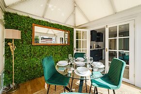 Emerald Stays UK at The Adelphi