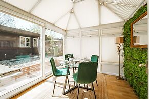 Emerald Stays UK at The Adelphi