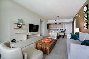 Beachfront Bliss: Luxe Condo in Hollywood