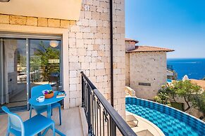 Fortuna Peninsula Apart