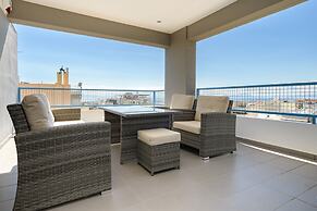 Flat with stunning views & prv parking