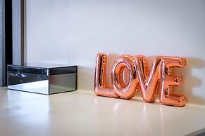 Flat with stunning views & prv parking