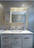 Flat with stunning views & prv parking