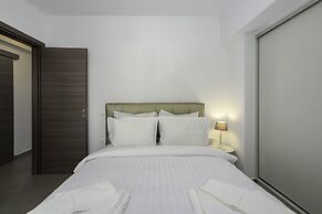 Flat with stunning views & prv parking