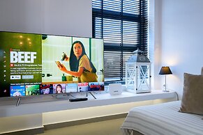 Flat with stunning views & prv parking