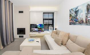 Flat with stunning views & prv parking