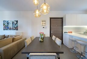 Flat with stunning views & prv parking