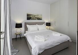 Flat with stunning views & prv parking