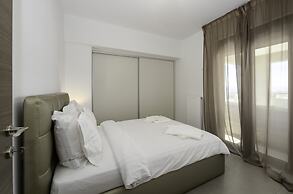 Flat with stunning views & prv parking