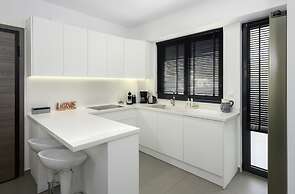 Flat with stunning views & prv parking