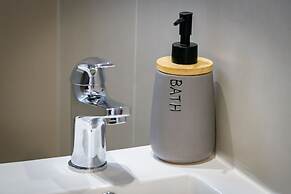 Flat with stunning views & prv parking