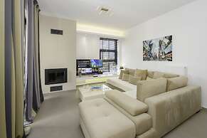 Flat with stunning views & prv parking