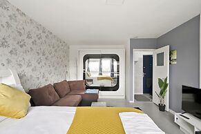 Impeccable 1-bed Apartment in London