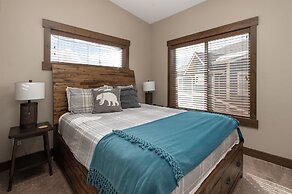 Mountain Haus 4 Bedroom Home by RedAwning