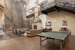 Mountain Haus 4 Bedroom Home by RedAwning