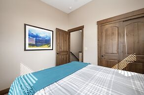 Mountain Haus 4 Bedroom Home by RedAwning