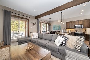 Mountain Haus 4 Bedroom Home by RedAwning