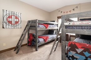 Mountain Haus 4 Bedroom Home by RedAwning