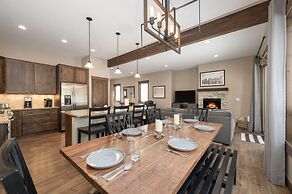 Mountain Haus 4 Bedroom Home by RedAwning