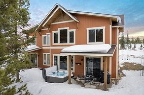 Mountain Haus 4 Bedroom Home by RedAwning