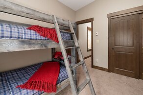 Mountain Haus 4 Bedroom Home by RedAwning