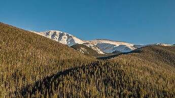 Mountain Haus 4 Bedroom Home by RedAwning