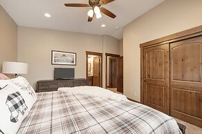 Mountain Haus 4 Bedroom Home by RedAwning