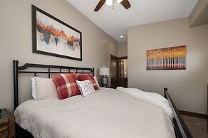 Mountain Haus 4 Bedroom Home by RedAwning