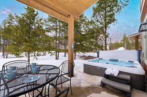 Mountain Haus 4 Bedroom Home by RedAwning