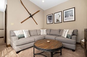 Mountain Haus 4 Bedroom Home by RedAwning