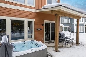 Mountain Haus 4 Bedroom Home by RedAwning