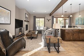 Mountain Haus 4 Bedroom Home by RedAwning