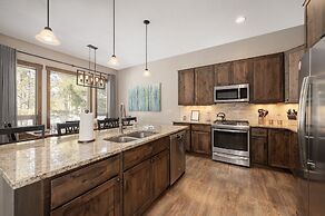 Mountain Haus 4 Bedroom Home by RedAwning