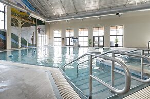 Mountain Haus 4 Bedroom Home by RedAwning