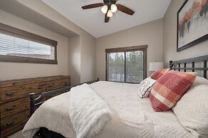 Mountain Haus 4 Bedroom Home by RedAwning