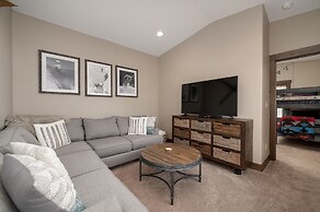 Mountain Haus 4 Bedroom Home by RedAwning