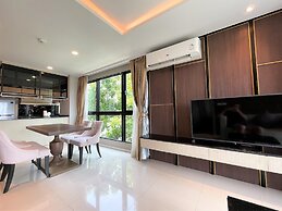 Deluxe apartment at Panora by Lofty