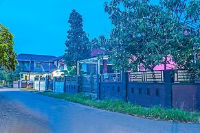 SPOT ON 92466 Adam Kost SyariahNearWisata Jembatan Barito