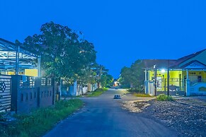 SPOT ON 92466 Adam Kost SyariahNearWisata Jembatan Barito